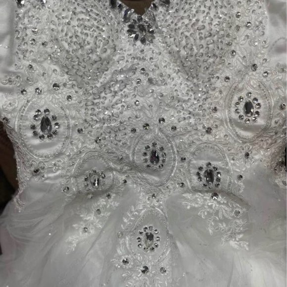 WEDDING DRESS with crystals ,it is an amazing dress. - Picture 5 of 7